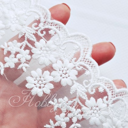 Lace on tulle - flowers with a decorative edge - 9 cm wide - white - 1 meter