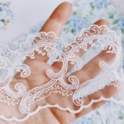 Tulle lace - swirls with decorative edge - width 8 cm - white - 1 meter
